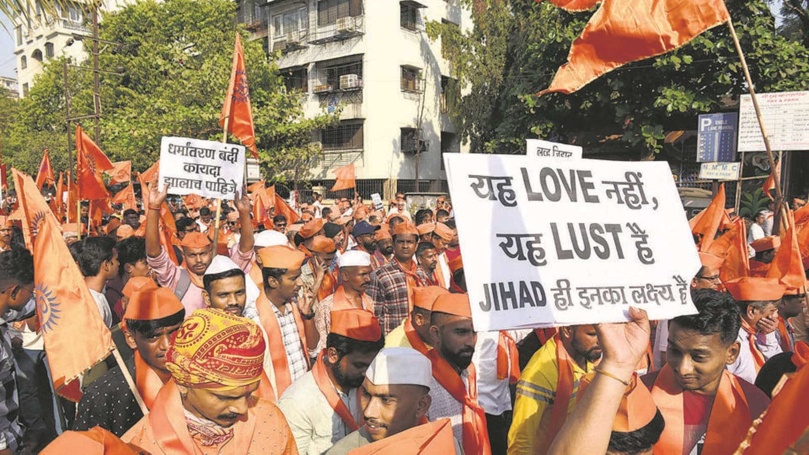 उत्तराखंड के होटलों में 'लव जिहाद' खौफः इंटरफेथ कपल को कमरे नहीं मिल रहे उत्तराखंड के होटलों में 'लव जिहाद' खौफः इंटरफेथ कपल को कमरे नहीं मिल रहे