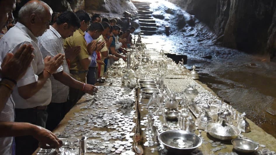 श्रद्धालु चांदी समझ वैष्णो देवी में चढ़ाते हैं चढ़ावा, निकला कैंसर फैलाने वाला जहरीला धातु! श्रद्धालु चांदी समझ वैष्णो देवी में चढ़ाते हैं चढ़ावा, निकला कैंसर फैलाने वाला जहरीला धातु!