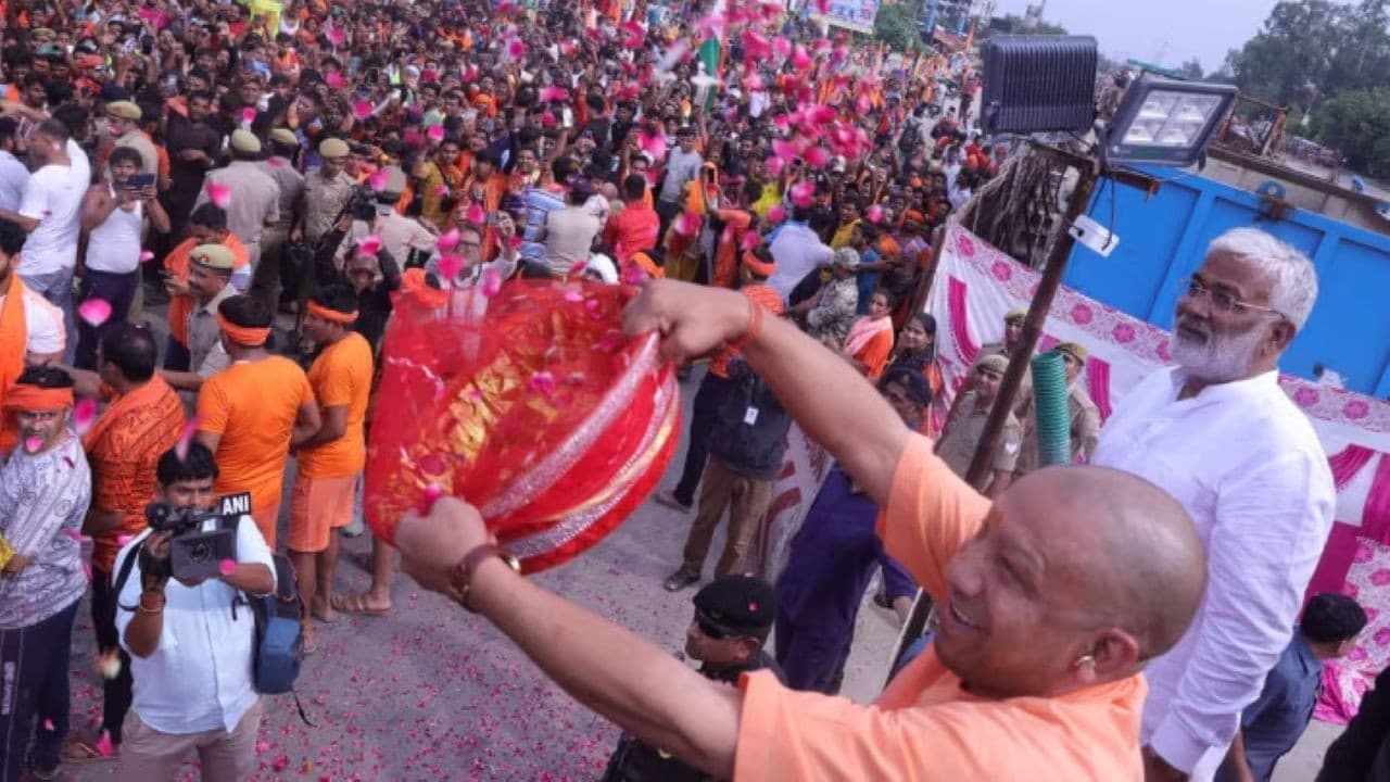 कांवड़ियों पर फूल बरसाते यूपी के सीएम योगी योगी जी, क्या सचमुच कांवड़ यात्रा को बदनाम किया जा रहा?
