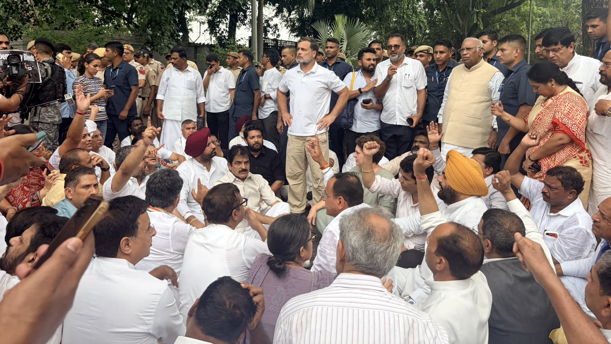 जंतर-मंतर लाठीचार्ज: राहुल, खड़गे, प्रियंका का पीएम आवास के पास धरना जंतर-मंतर लाठीचार्ज: राहुल, खड़गे, प्रियंका का पीएम आवास के पास धरना