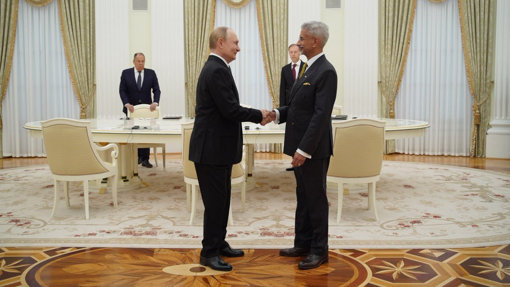 पुतिन से मिले जयशंकर- 'अजीबोगरीब! पहले रूसी तेल खरीदने को कहा, अब टैरिफ़ लगा रहे' पुतिन से मिले जयशंकर- 'अजीबोगरीब! पहले रूसी तेल खरीदने को कहा, अब टैरिफ़ लगा रहे'