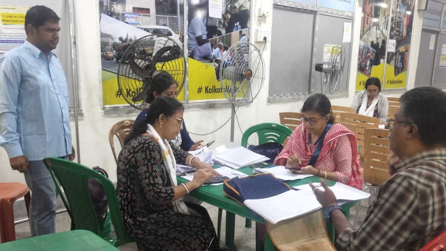 SIR पर बढ़ रहा टकराव, 5 मौतें, ममता-चंद्रशेखर का आयोग को पत्र, ECI को नोटिस SIR पर बढ़ रहा टकराव, 5 मौतें, ममता-चंद्रशेखर का आयोग को पत्र, ECI को नोटिस