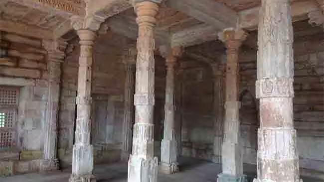 भोजशाला में बसंत पंचमी पर शुक्रवार को हिंदू कर सकेंगे पूजा और मुस्लिम नमाज: SC भोजशाला में बसंत पंचमी पर शुक्रवार को हिंदू कर सकेंगे पूजा और मुस्लिम नमाज: SC