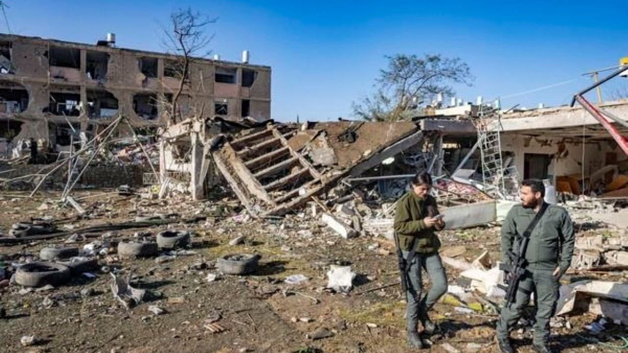 इसराइल की परमाणु साइट, शहरों पर मिसाइल गिरने के बाद उठे सवाल इसराइल की परमाणु साइट, शहरों पर मिसाइल गिरने के बाद उठे सवाल