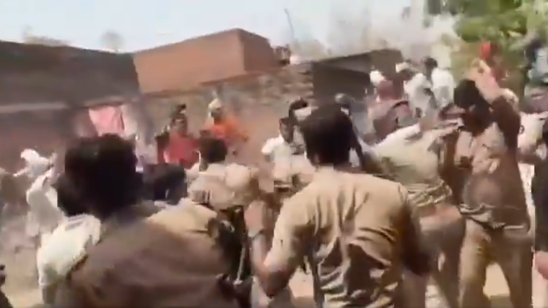 गाजीपुर में लड़की की हत्या पर बवाल, सपा डेलिगेशन पर पथराव; कांग्रेस बोली- सीबीआई जाँच हो गाजीपुर में लड़की की हत्या पर बवाल, सपा डेलिगेशन पर पथराव; कांग्रेस बोली- सीबीआई जाँच हो