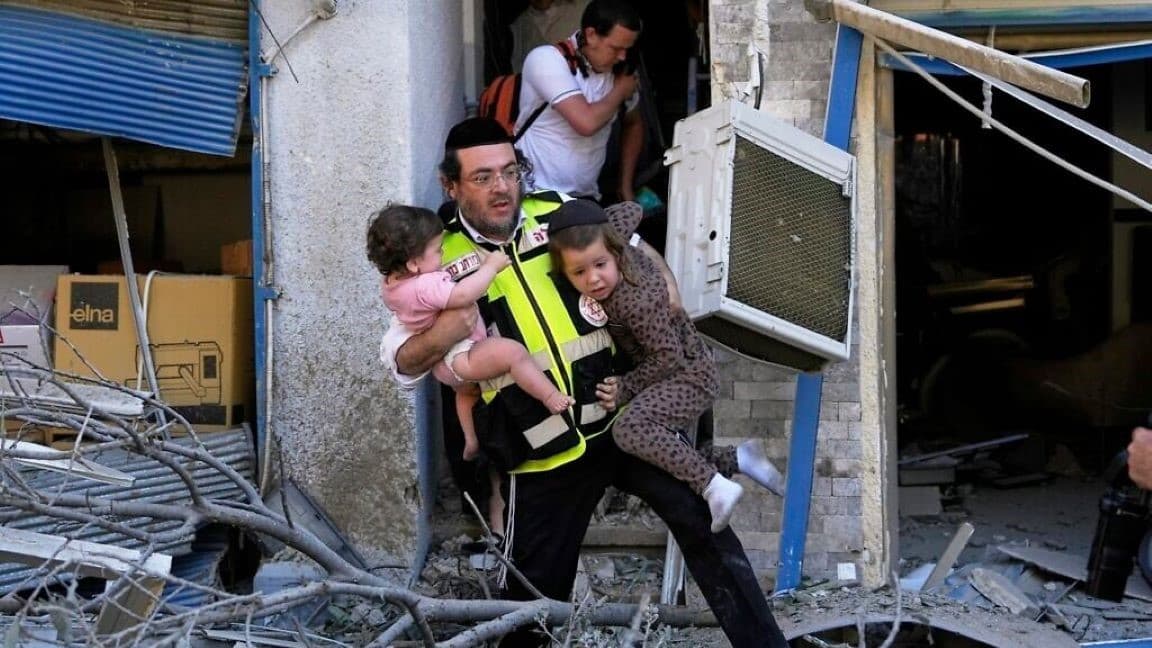 तेलअवीव में बिल्डिंग छोड़कर भागते लोग Live: यूएस हमले के बाद ईरान का इसराइल पर जवाबी हमला, मोदी ने बात की