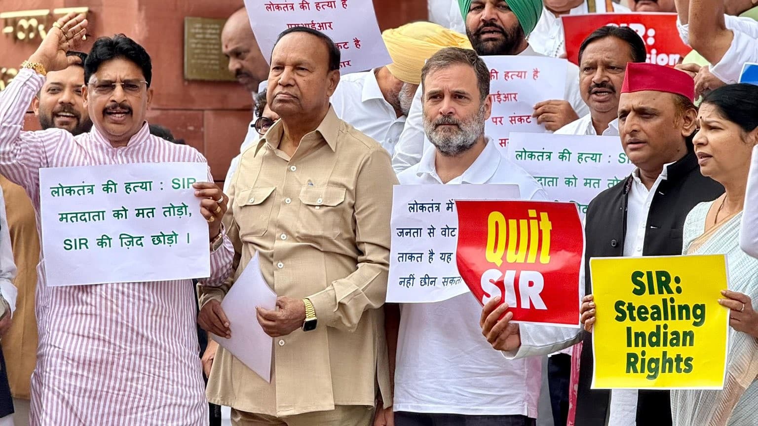 बिहार SIR पर संसद में चर्चा नहीं होने दी, राहुल के नेतृत्व में विपक्ष का प्रदर्शन बिहार SIR पर संसद में चर्चा नहीं होने दी, राहुल के नेतृत्व में विपक्ष का प्रदर्शन