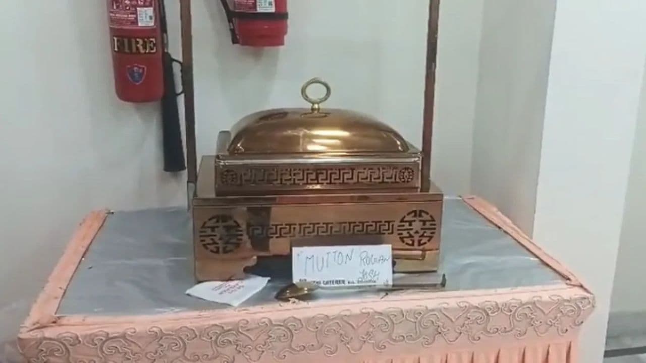 एनडीए की बैठक में पटना में मटन परोसने का आरोप। इसके वीडियो भी शेयर किए गए। बिहार में मटन का सियासी तड़का तूल पकड़ रहा, तेजस्वी ने वीडियो शेयर किया