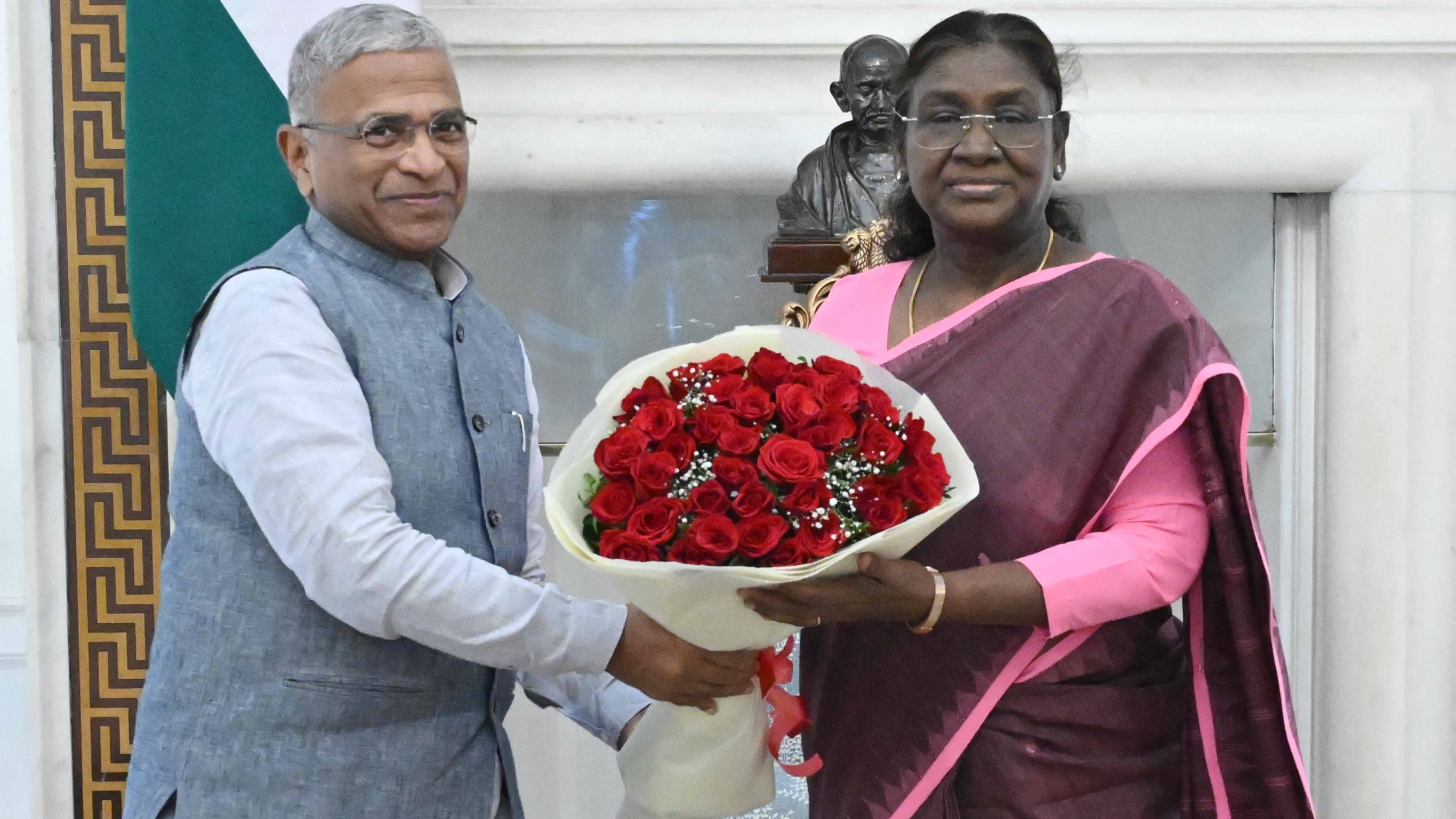 धनखड़ के इस्तीफे के बीच हरिवंश ने राष्ट्रपति मुर्मू से मुलाकात क्यों की? धनखड़ के इस्तीफे के बीच हरिवंश ने राष्ट्रपति मुर्मू से मुलाकात क्यों की?
