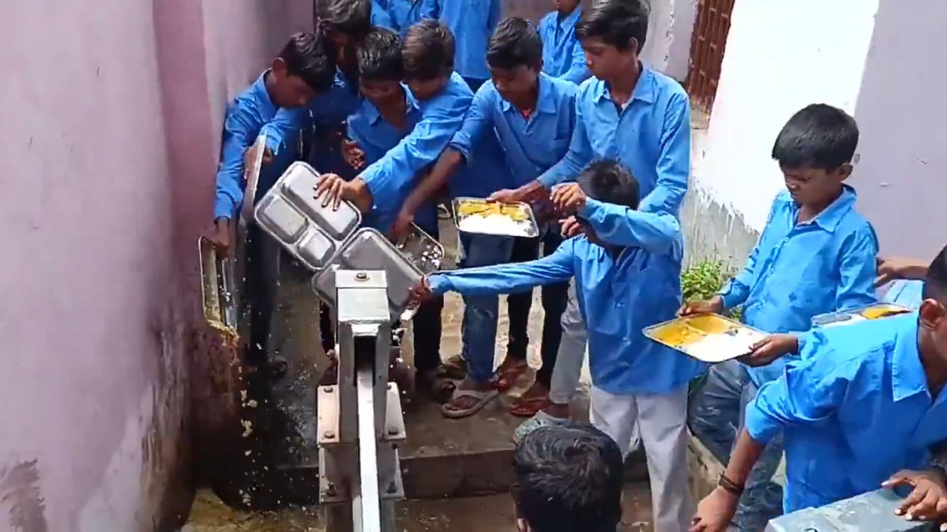 बिहार के अरवल में मिड-डे मील में मिले कीड़े, 75 स्कूलों में अफरातफरी बिहार के अरवल में मिड-डे मील में मिले कीड़े, 75 स्कूलों में अफरातफरी