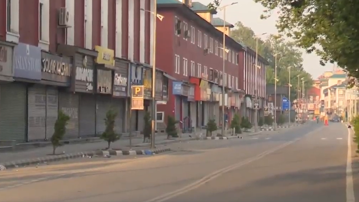 फोटो साभार: एक्स/@ravishukla11/वीडियो ग्रैब आतंक के ख़िलाफ़ कश्मीर बंद, मस्जिदों से हमले की निंदा, लोग बोले- सिर शर्म से झुक गया!