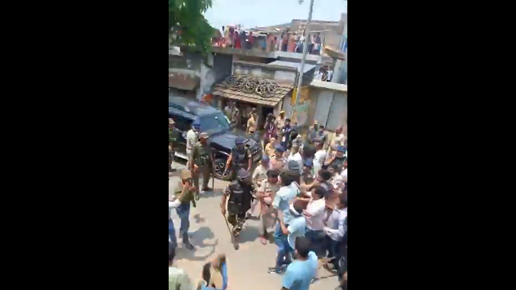 Live बंगाल के मुर्शिदाबाद और सिलीगुड़ी में झड़पें, देसी बम फेंकने का आरोप Live बंगाल के मुर्शिदाबाद और सिलीगुड़ी में झड़पें, देसी बम फेंकने का आरोप