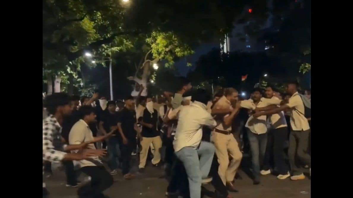 जंतर मंतर पर रात को हिंसक झड़प, कई पुलिसकर्मी घायल जंतर मंतर पर रात को हिंसक झड़प, कई पुलिसकर्मी घायल