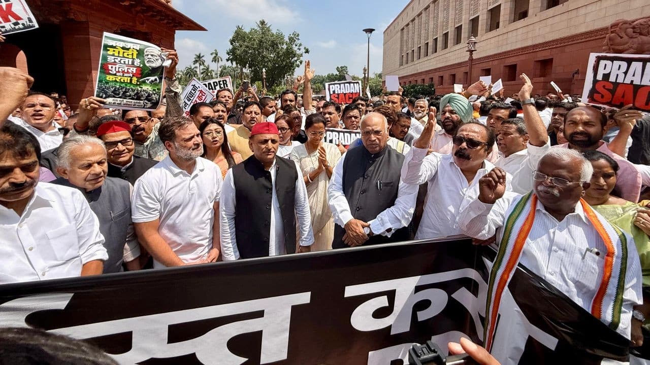 Live विपक्ष एकजुट- प्रधान का इस्तीफा पहले, फिर आगे चर्चा, संसद में भारी गतिरोध Live विपक्ष एकजुट- प्रधान का इस्तीफा पहले, फिर आगे चर्चा, संसद में भारी गतिरोध