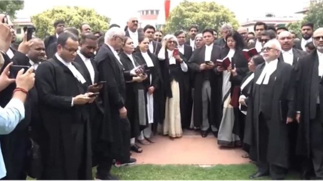 जंतर मंतर पुलिस एक्शनः सुप्रीम कोर्ट के वकील संविधान की प्रस्तावना पढ़ने को क्यों मजबूर जंतर मंतर पुलिस एक्शनः सुप्रीम कोर्ट के वकील संविधान की प्रस्तावना पढ़ने को क्यों मजबूर