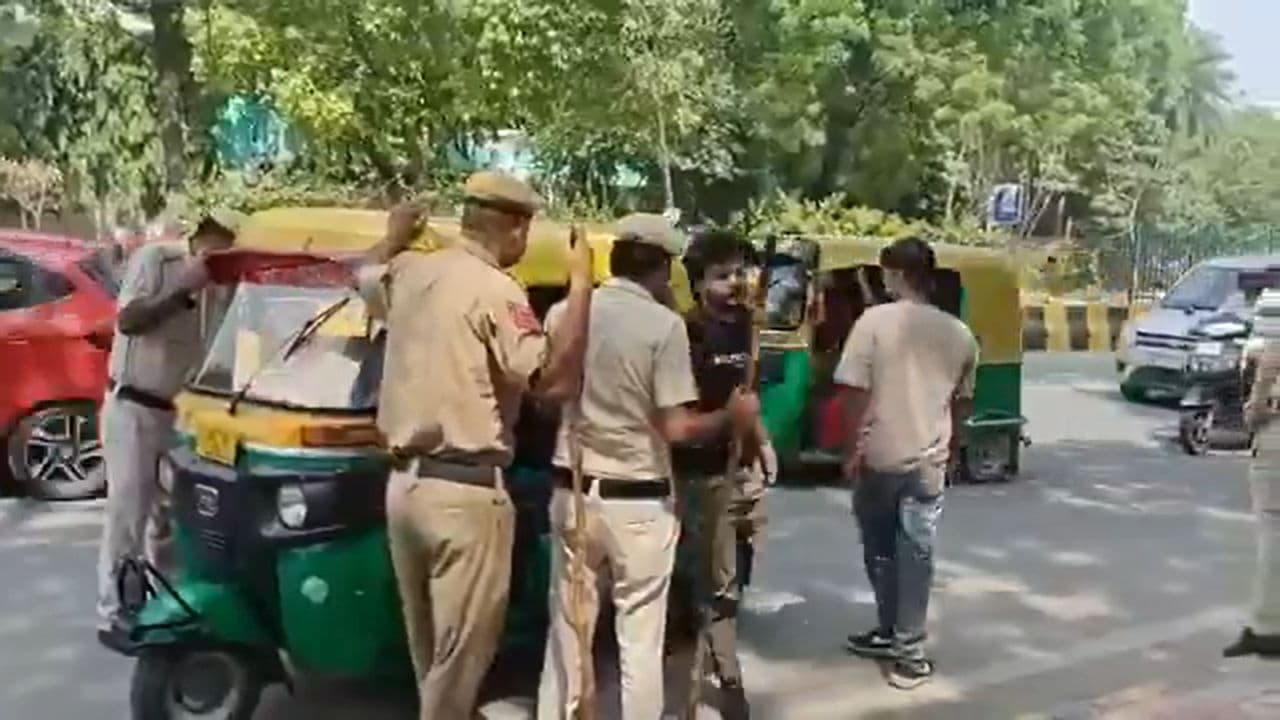 Live जंतर मंतरः बढ़ रहा तनाव, दुकानें बंद कराई जा रहीं, सीजेपी का रुख आक्रामक, कल देशभर में प्रदर्शन Live जंतर मंतरः बढ़ रहा तनाव, दुकानें बंद कराई जा रहीं, सीजेपी का रुख आक्रामक, कल देशभर में प्रदर्शन
