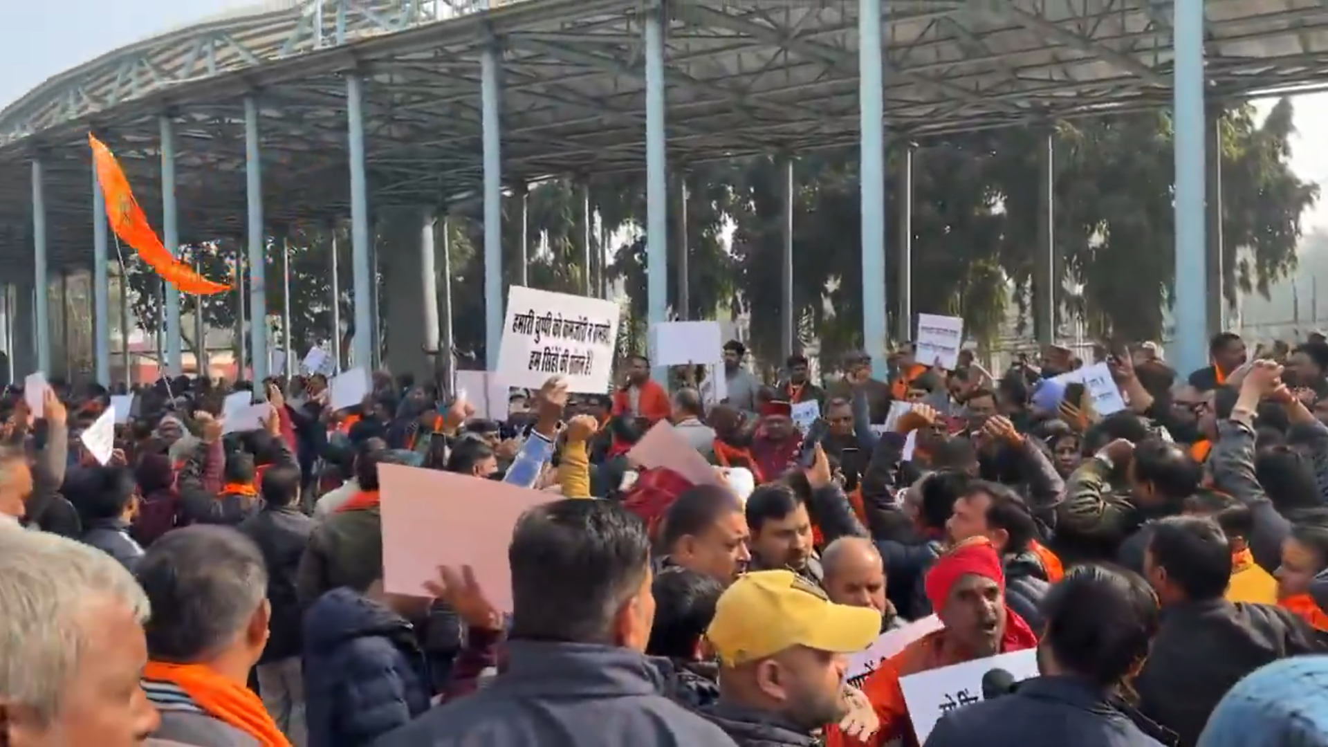 दिल्ली में हिंदू संगठनों का बांग्लादेश विरोधी प्रदर्शन, लाठी चार्ज, भारतीय दूत तलब दिल्ली में हिंदू संगठनों का बांग्लादेश विरोधी प्रदर्शन, लाठी चार्ज, भारतीय दूत तलब