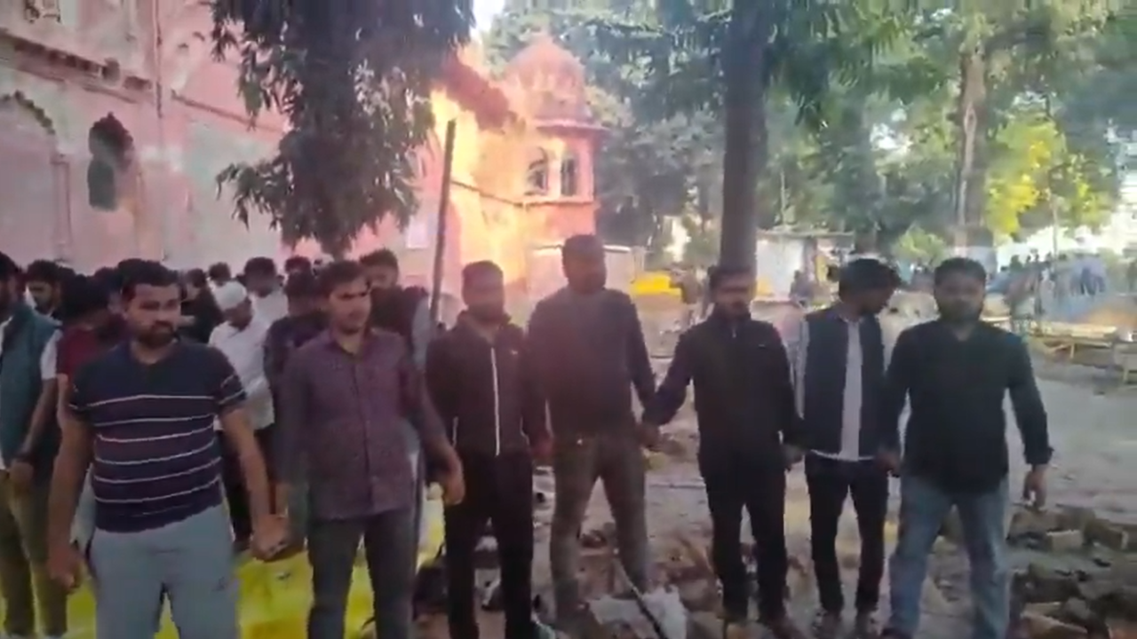 लखनऊः लाल बारादरी में नमाज़ियों के लिए ढाल बनने वाले 10 हिन्दू छात्रों को नोटिस लखनऊः लाल बारादरी में नमाज़ियों के लिए ढाल बनने वाले 10 हिन्दू छात्रों को नोटिस