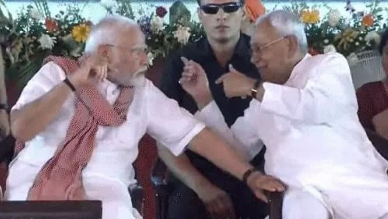 देश के दो बुजुर्ग नेता। हमारा बूढ़ा होता नेतृत्व कितना बीमार है कैसे पता चलेगा?