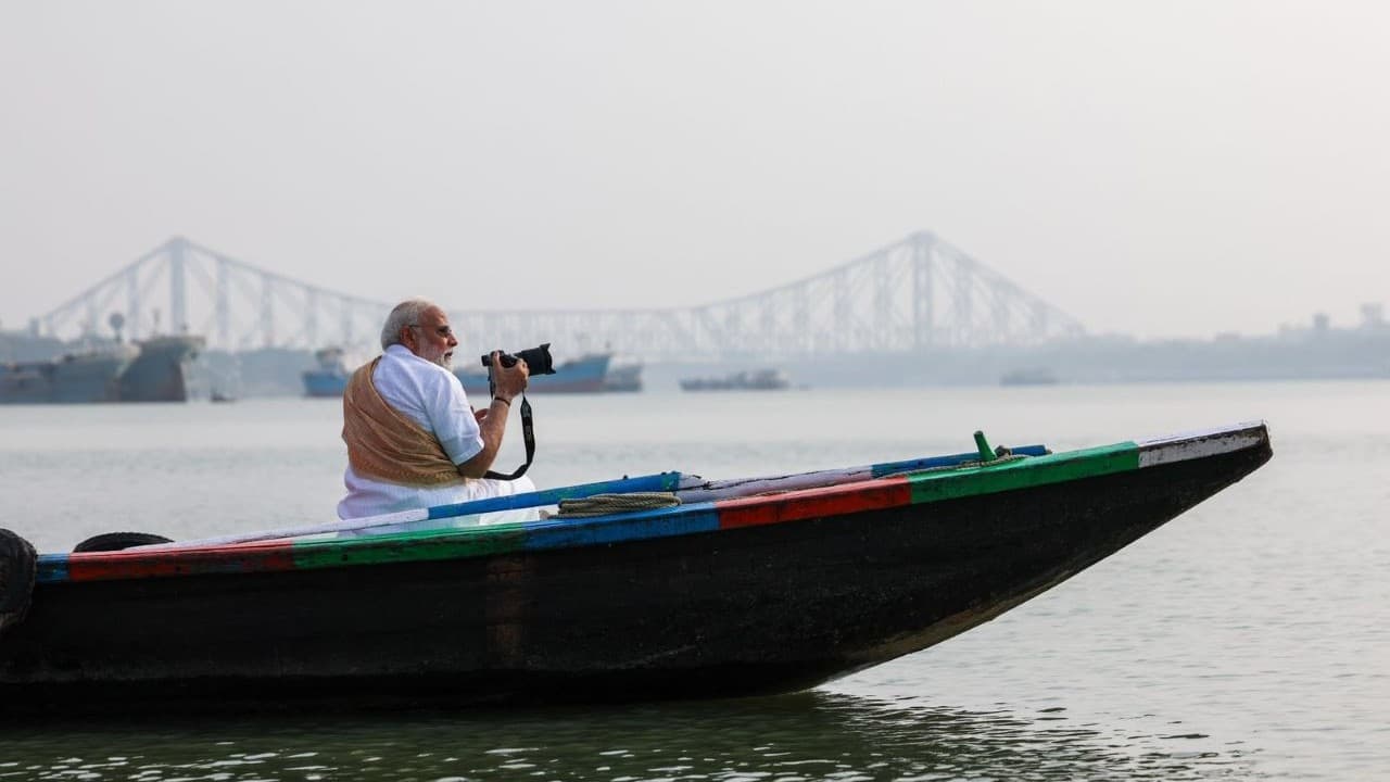 बंगाल चुनावः मोदी ने हुगली में नौकाविहार करते हुए मां गंगा को फिर क्यों याद किया बंगाल चुनावः मोदी ने हुगली में नौकाविहार करते हुए मां गंगा को फिर क्यों याद किया