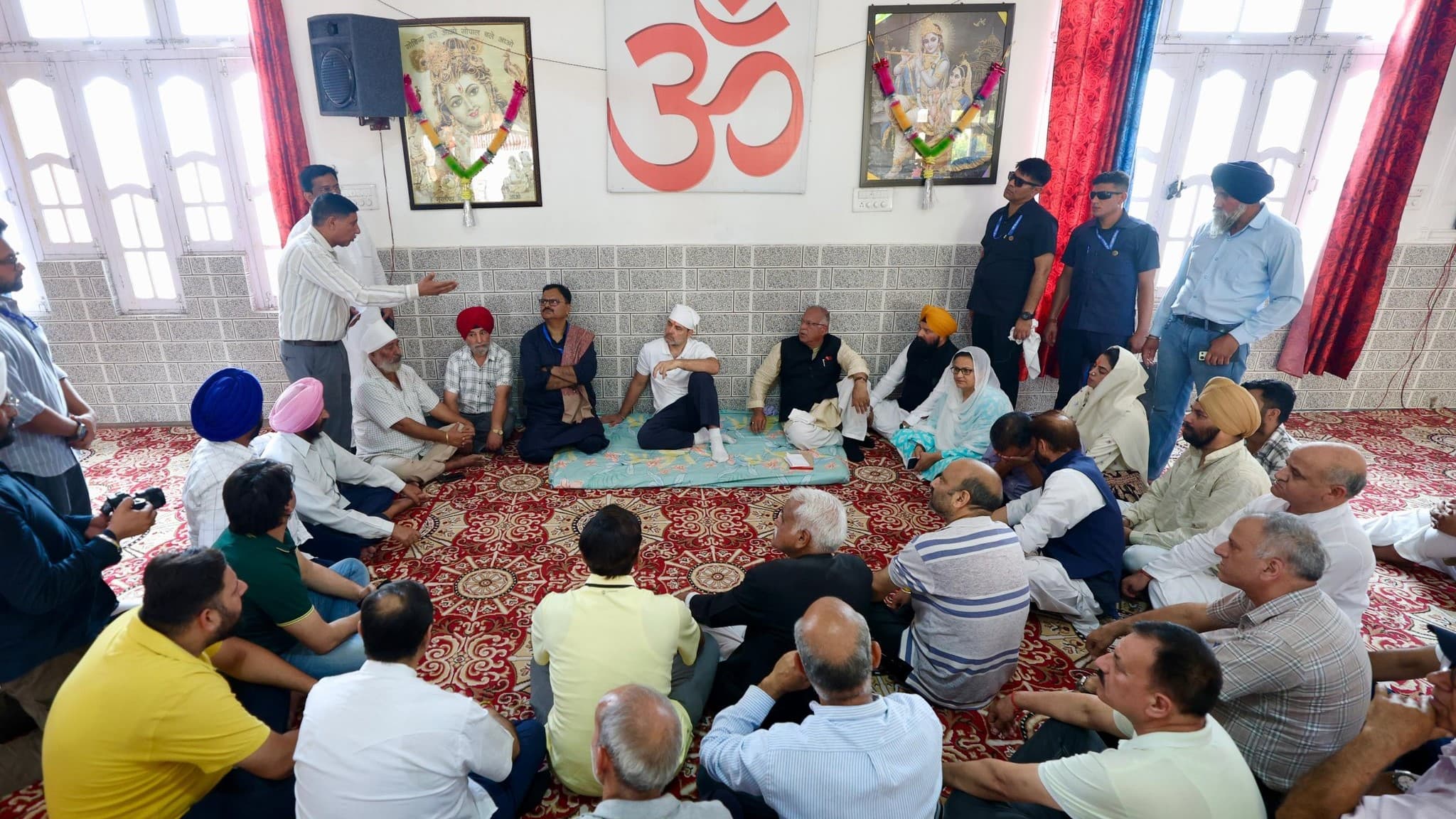 पुंछ में शनिवार को नेता विपक्ष राहुल गांधी राहुल गांधी पुंछ में पीड़ितों के घर-घर पहुंचे, कहा- आपकी हिम्मत को सलाम
