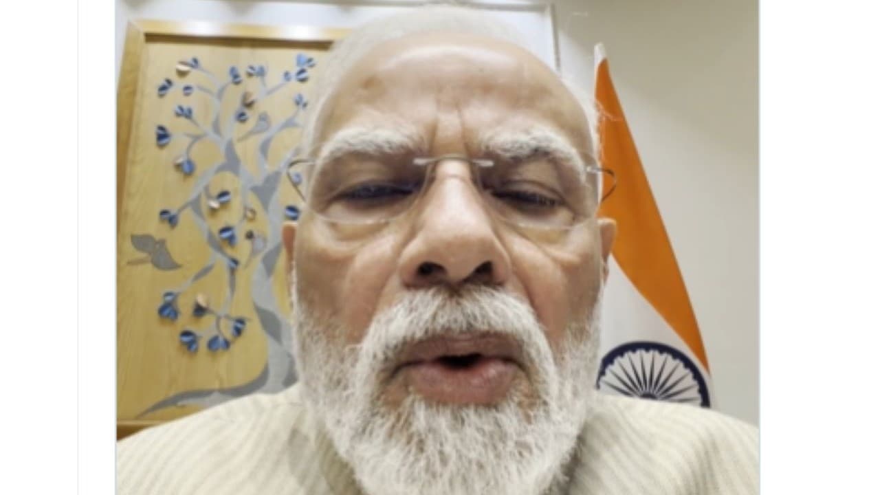 पीएम मोदी का आधी रात को वीडियो संदेश, राहुल गांधी ने कहा- 'शर्मनाक, माफी मांगो' पीएम मोदी का आधी रात को वीडियो संदेश, राहुल गांधी ने कहा- 'शर्मनाक, माफी मांगो'