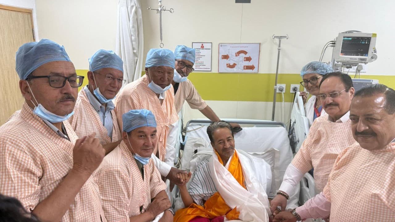 सोनम वांगचुक ने अनशन तोड़ा, कहा- सरकार ने छात्रों के खिलाफ एक्शन न लेने का भरोसा दिया सोनम वांगचुक ने अनशन तोड़ा, कहा- सरकार ने छात्रों के खिलाफ एक्शन न लेने का भरोसा दिया