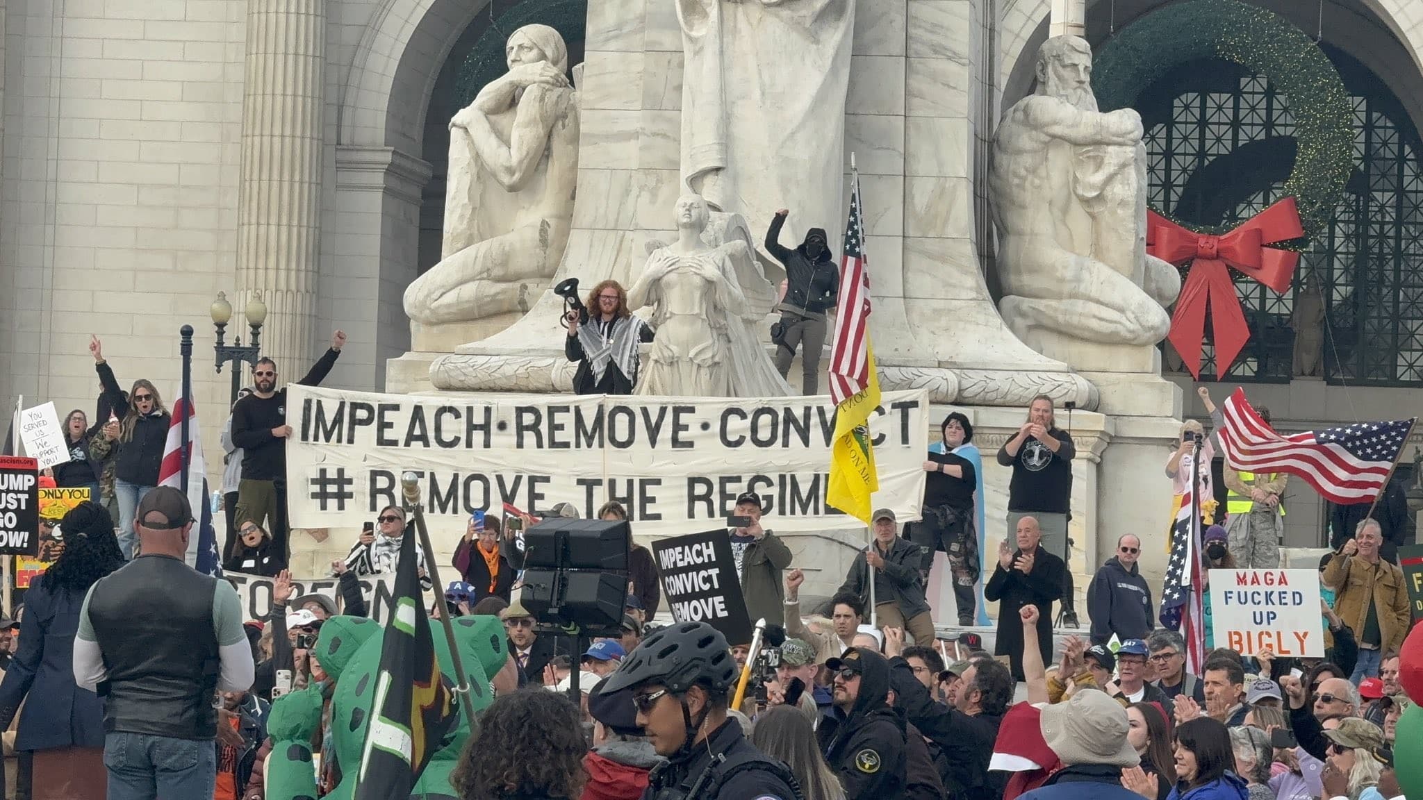 ट्रंप के खिलाफ हज़ारों लोग वॉशिंगटन में सड़कों पर उतरे, इस साल सबसे ज़्यादा प्रदर्शन ट्रंप के खिलाफ हज़ारों लोग वॉशिंगटन में सड़कों पर उतरे, इस साल सबसे ज़्यादा प्रदर्शन