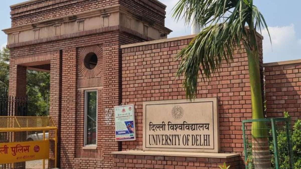 दिल्ली यूनिवर्सिटीः शिक्षकों में बेचैनी क्यों, शिक्षक संघ इतना बेबस क्यों दिल्ली यूनिवर्सिटीः शिक्षकों में बेचैनी क्यों, शिक्षक संघ इतना बेबस क्यों