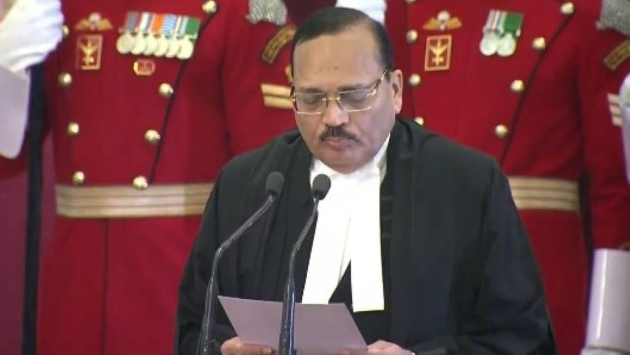 भारत के 53वें चीफ जस्टिस बनें सूर्यकांत, फरवरी 2027 तक रहेंगे, कई खास फैसले सुनाएंगे भारत के 53वें चीफ जस्टिस बनें सूर्यकांत, फरवरी 2027 तक रहेंगे, कई खास फैसले सुनाएंगे