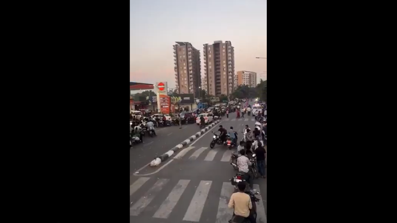 LPG संकटः सरकार पैनिक में, कहा- 'पीएनजी लो, नहीं तो...' पेट्रोल-डीज़ल के लिए लंबी लाइनें LPG संकटः सरकार पैनिक में, कहा- 'पीएनजी लो, नहीं तो...' पेट्रोल-डीज़ल के लिए लंबी लाइनें