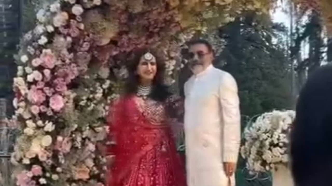 निशिकांत दुबे अपनी पत्नी के साथ। यह फोटो सोशल मीडिया पर वायरल है। कश्मीर में बीजेपी सांसद निशिकांत दुबे के निजी प्रोग्राम में जबरदस्त सुरक्षा क्यों और कैसे