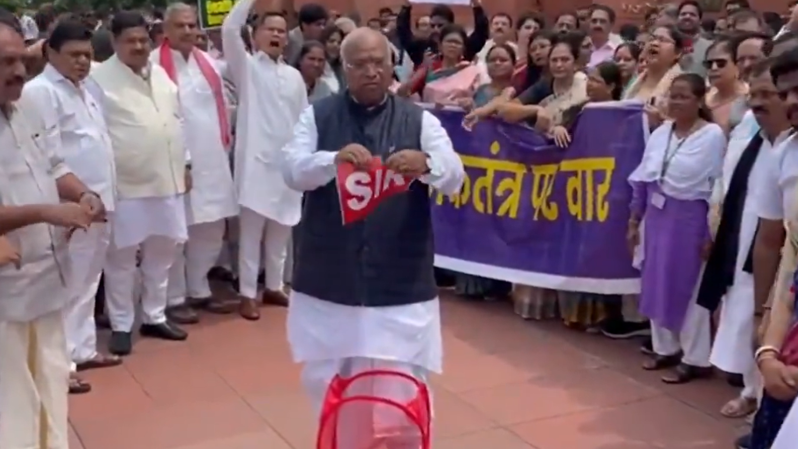 संसद परिसर में विपक्षी सांसदों ने फाड़े 'SIR' के पोस्टर, कूड़ेदान में डाला congress mallikarjun kharge sir poster tearing