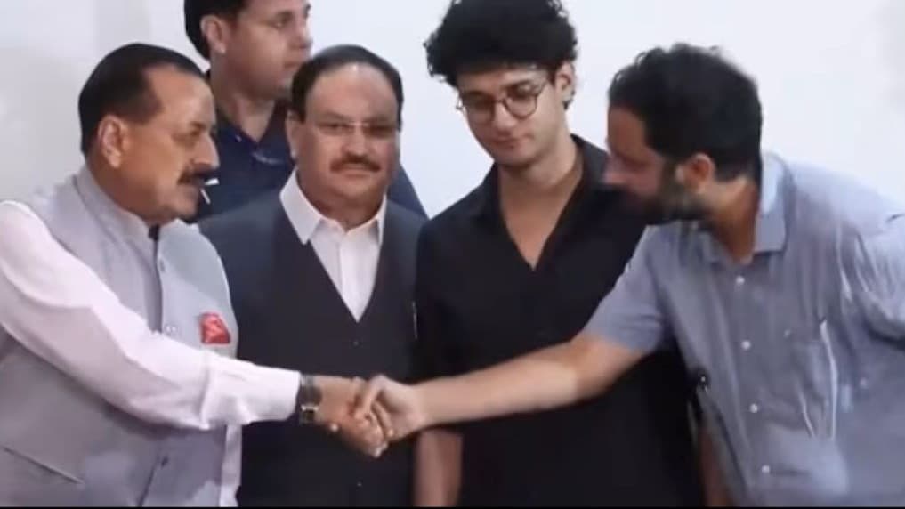 कॉकरोच जनता पार्टी का प्रदर्शन खत्म, प्रदर्शनकारियों से जंतर मंतर छोड़ने को कहा कॉकरोच जनता पार्टी का प्रदर्शन खत्म, प्रदर्शनकारियों से जंतर मंतर छोड़ने को कहा