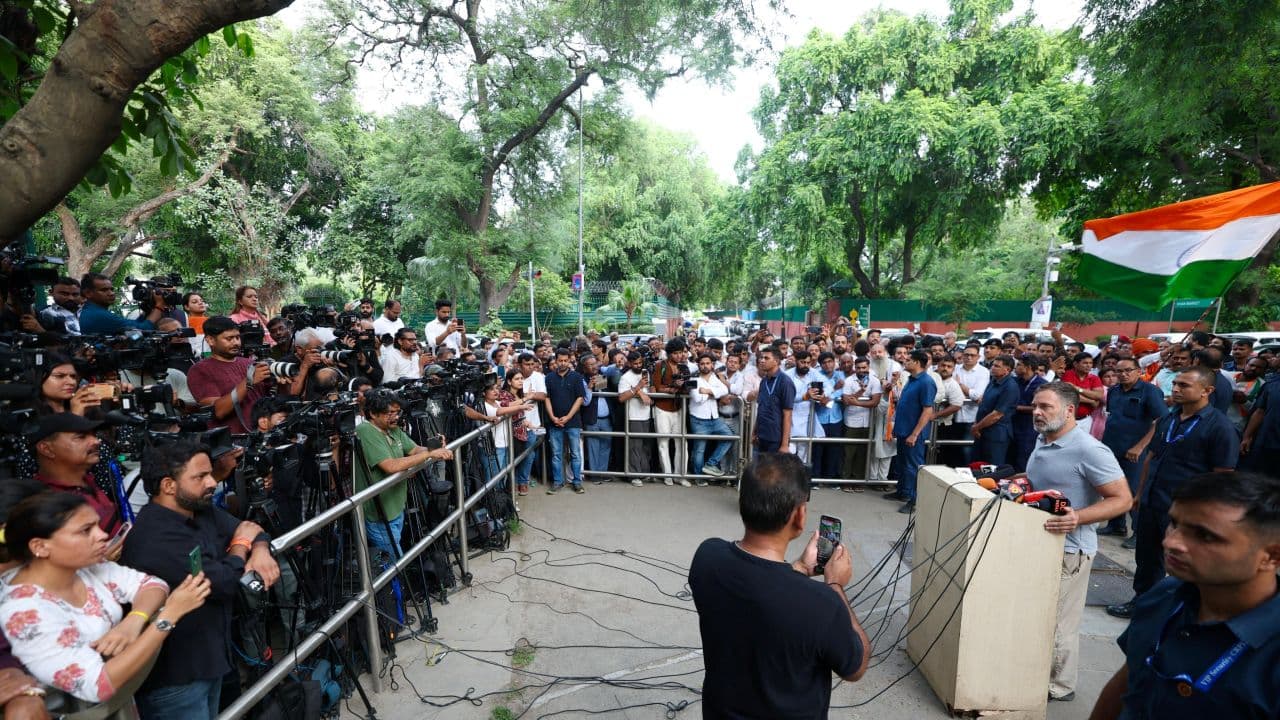 राहुल ने कहा- छात्रों पर पेलेट गन चलाने की मंज़ूरी अमित शाह ने दी, संसद में उठेगा मामला राहुल ने कहा- छात्रों पर पेलेट गन चलाने की मंज़ूरी अमित शाह ने दी, संसद में उठेगा मामला