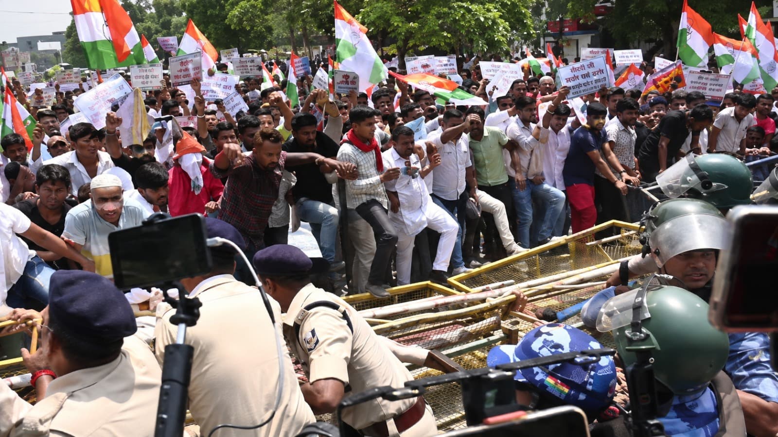 पटना में BPSC पेपर लीक के आरोप में प्रोटेस्ट, छात्रों पर लाठीचार्ज, वाटर कैनन का इस्तेमाल पटना में BPSC पेपर लीक के आरोप में प्रोटेस्ट, छात्रों पर लाठीचार्ज, वाटर कैनन का इस्तेमाल