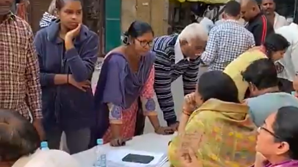 एमपी में BJP-RSS से जुड़े लोगों के BLO सहायक बनाने पर बवाल, DM ने मानी गलती एमपी में BJP-RSS से जुड़े लोगों के BLO सहायक बनाने पर बवाल, DM ने मानी गलती