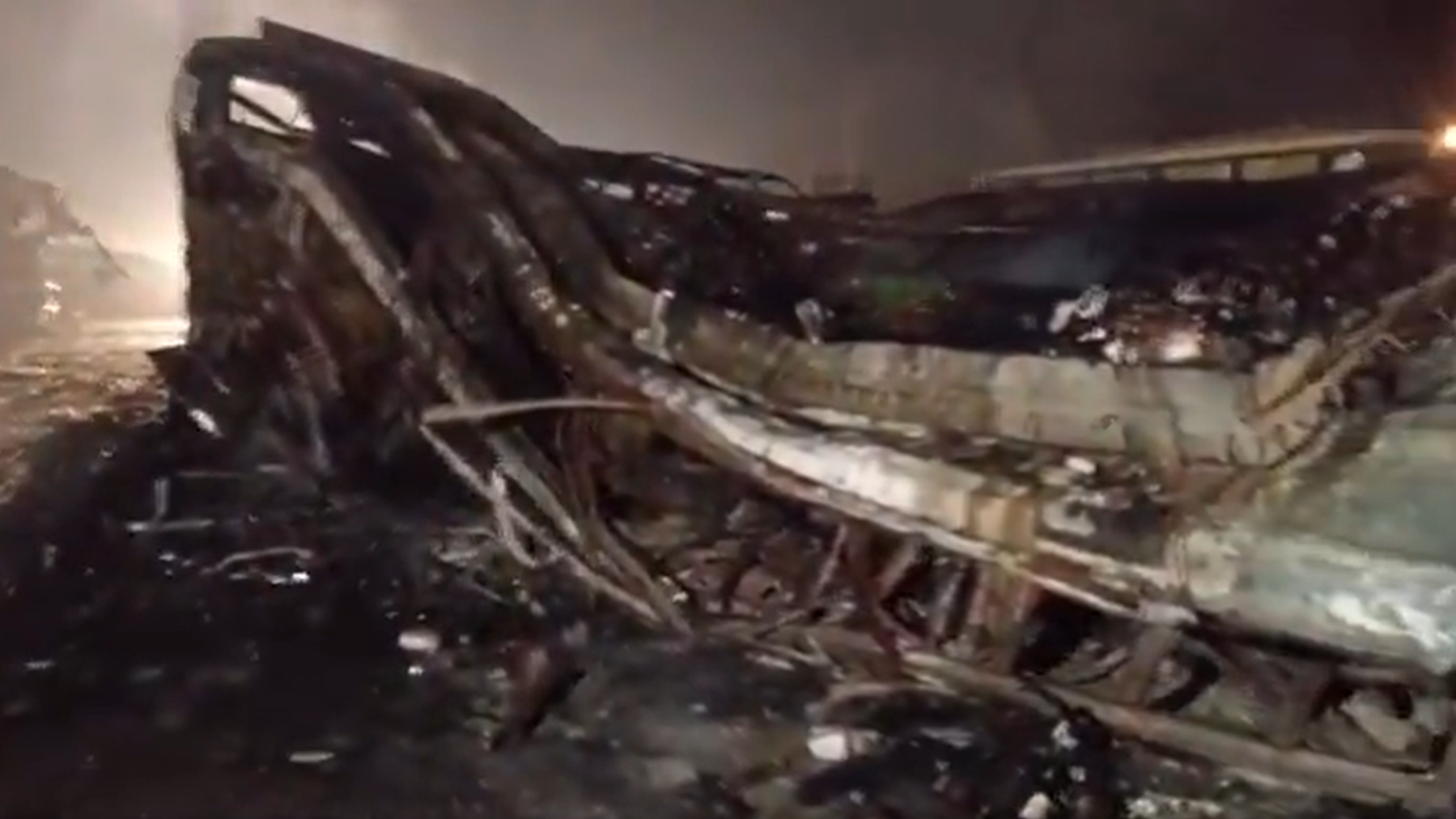 कर्नाटक: लॉरी की टक्कर से स्लीपर बस में आग, 10 की मौत; 45 बच्चे बाल-बाल बचे कर्नाटक: लॉरी की टक्कर से स्लीपर बस में आग, 10 की मौत; 45 बच्चे बाल-बाल बचे