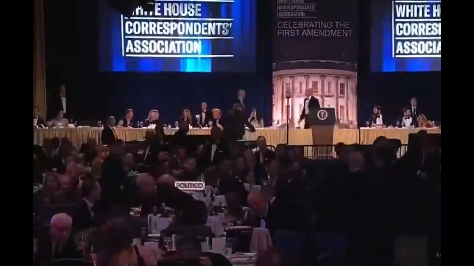 व्हाइट हाउस डिनर में गोलीबारी; राष्ट्रपति ट्रंप, मेलानिया को सुरक्षित निकाला गया व्हाइट हाउस डिनर में गोलीबारी; राष्ट्रपति ट्रंप, मेलानिया को सुरक्षित निकाला गया