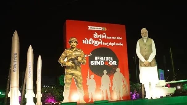 वडोदरा में सोमवार को पीएम मोदी का होर्डिंग मोदी गुजरात दौरे परः ऑपरेशन सिंदूर को कैसे भुना रहे हैं पीएम और बीजेपी