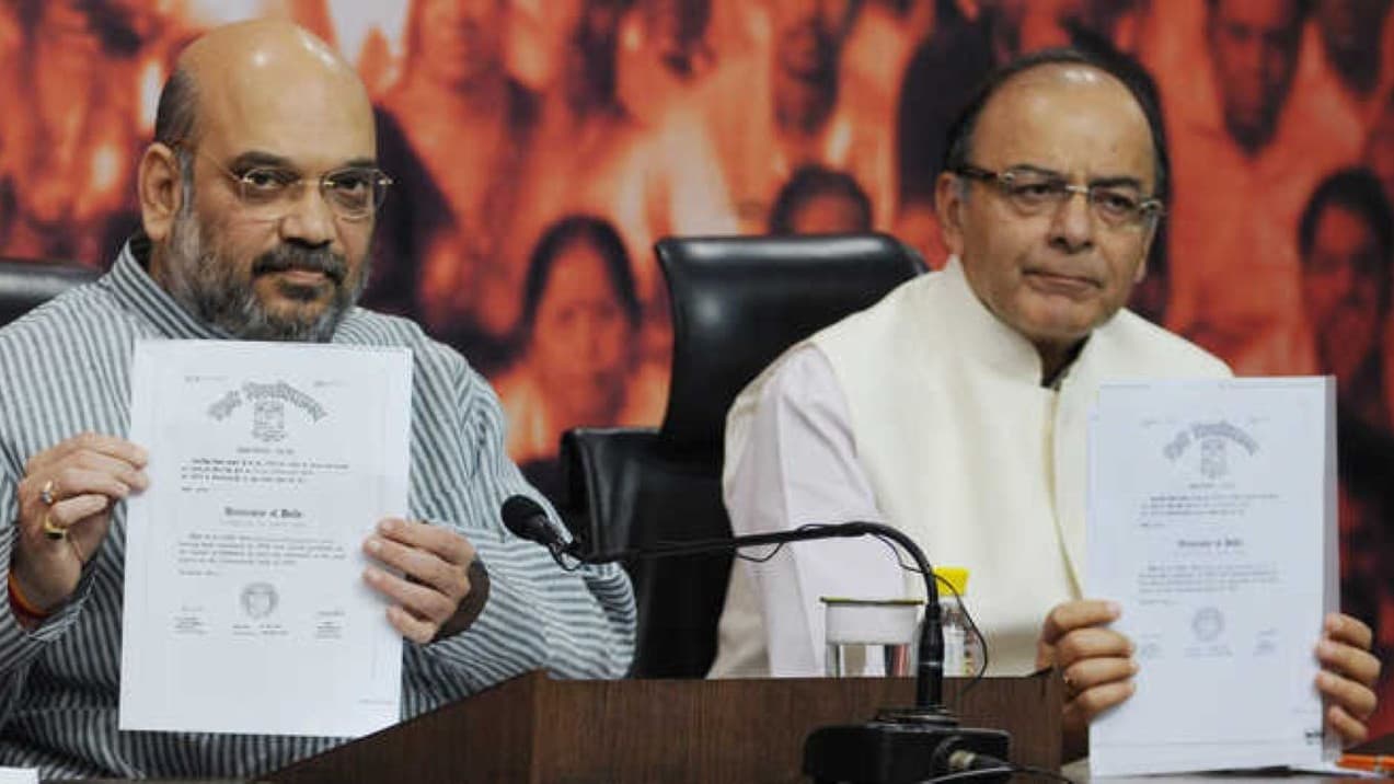 अमित शाह और स्व अरुण जेटली पीएम मोदी की डिग्री दिखाते हुए। फाइल फोटो मोदी डिग्री