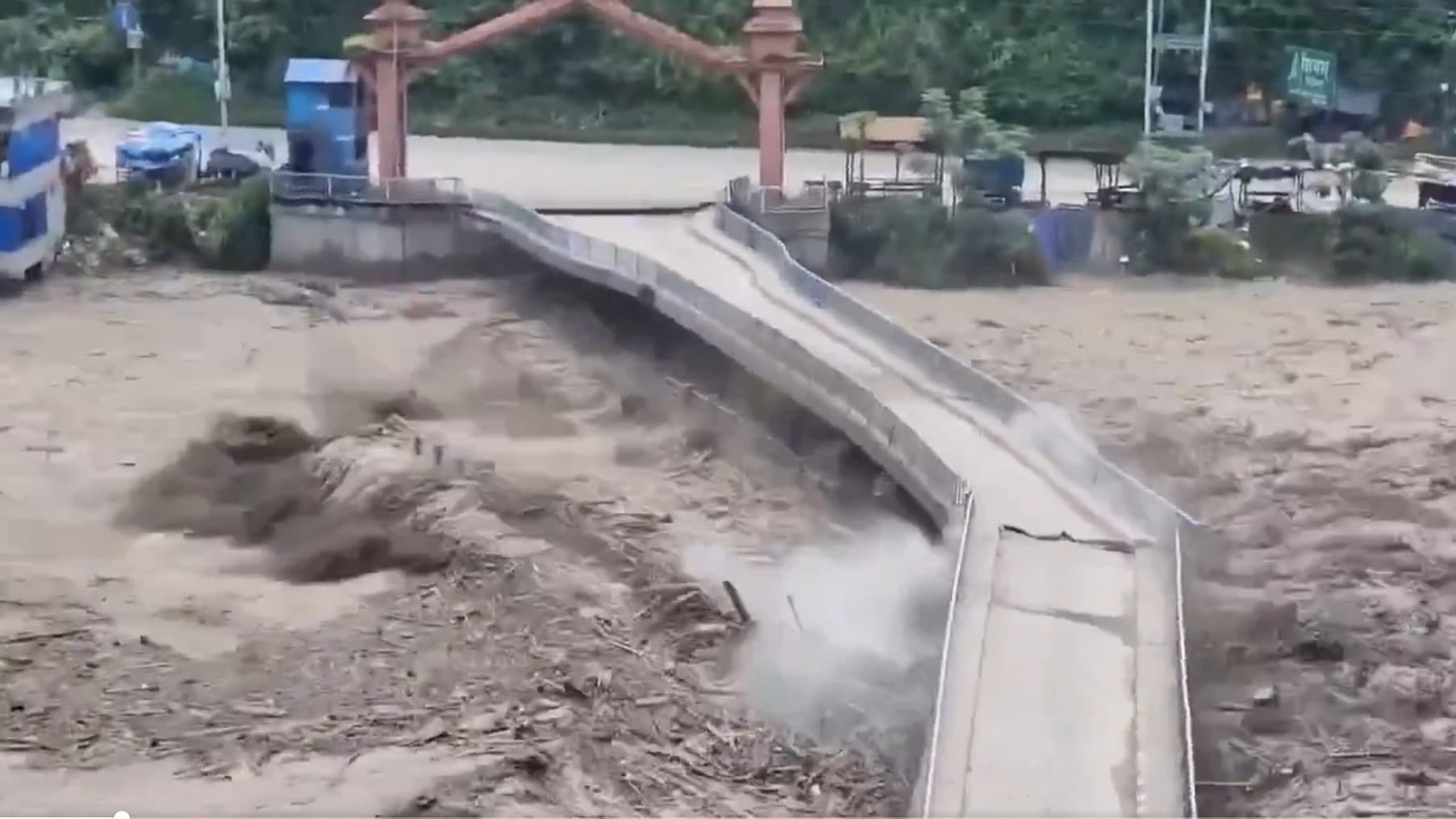 नेपाल में फ्लैश फ्लड से 105 भारतीय लापता, 16 नेपाली लोगों की मौत, बिहार में हाई अलर्ट नेपाल में फ्लैश फ्लड से 105 भारतीय लापता, 16 नेपाली लोगों की मौत, बिहार में हाई अलर्ट