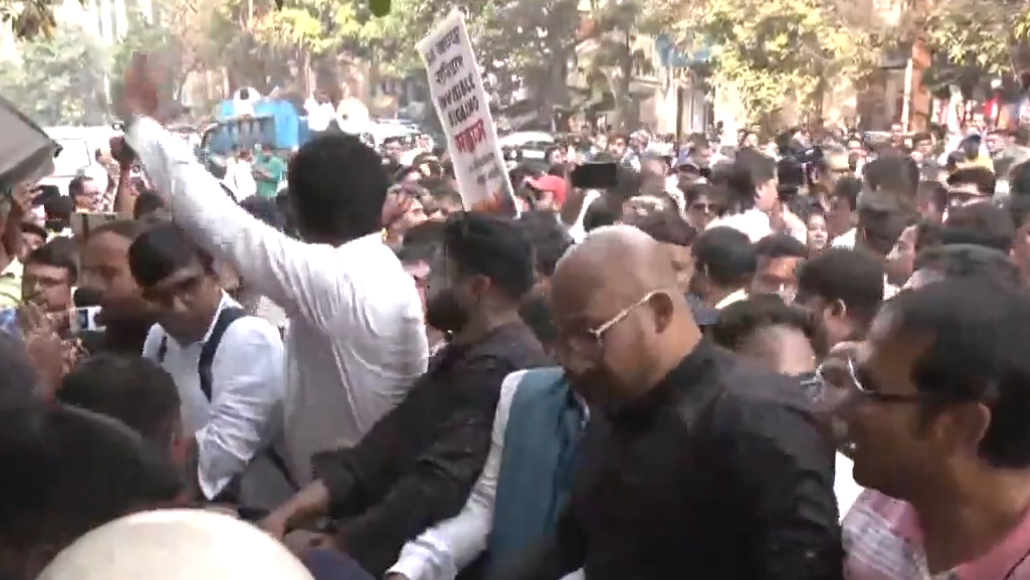 बंगाल में बीएलओ के प्रदर्शन पर भड़का ECI- गंभीर सुरक्षा चूक, 48 घंटे में रिपोर्ट दे पुलिस बंगाल में बीएलओ के प्रदर्शन पर भड़का ECI- गंभीर सुरक्षा चूक, 48 घंटे में रिपोर्ट दे पुलिस