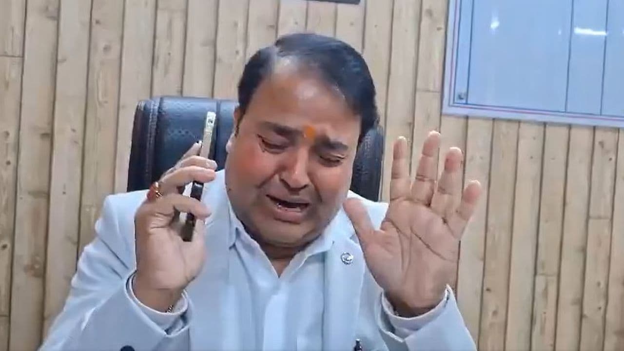 यूपी में नाटकः मोदी-योगी के समर्थन में GST कमिश्नर का रोते हुए इस्तीफा, अलंकार धरने पर यूपी में नाटकः मोदी-योगी के समर्थन में GST कमिश्नर का रोते हुए इस्तीफा, अलंकार धरने पर