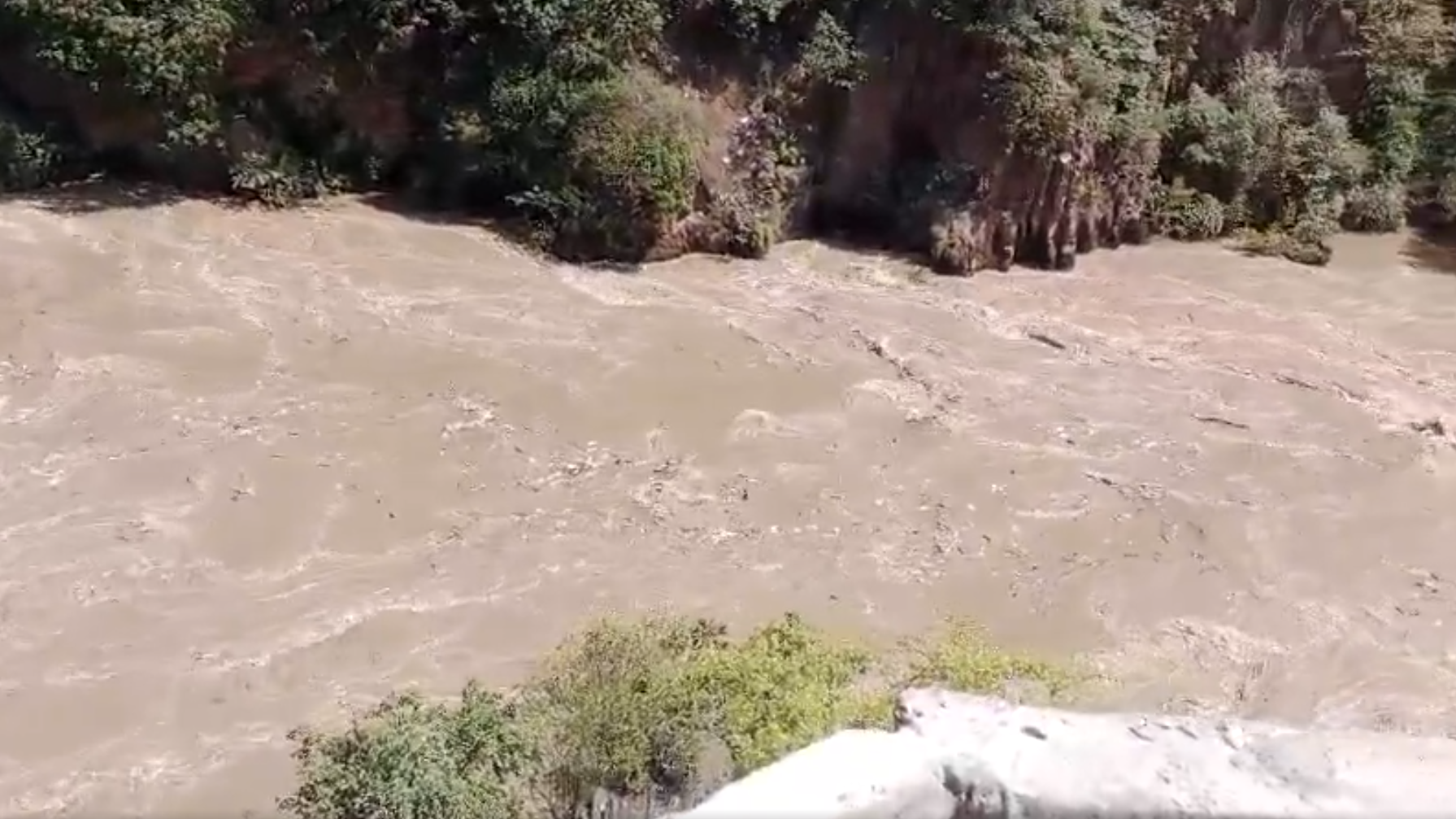 भारत के अचानक झेलम नदी में पानी छोड़ने से पीओके में दहशत! भारत के अचानक झेलम नदी में पानी छोड़ने से पीओके में दहशत!