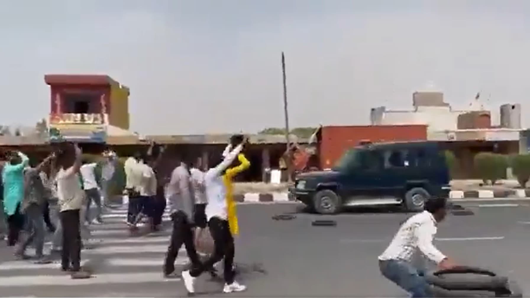 सपा सांसद रामजीलाल सुमन के काफिले पर टायर फेंकते लोग। (वीडियो ग्रैब) रामजीलाल सुमन पर हमला: दलित सांसद के ख़िलाफ़ साज़िश- अखिलेश 