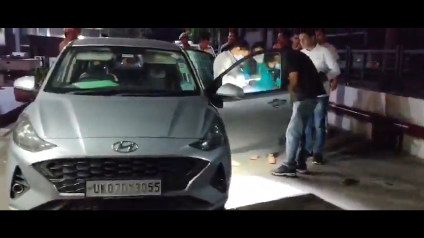 पंचकुला में इसी कार में मिले शव पंचकूला खुदकुशीः क्या 20 करोड़ के कर्ज की वजह से एकसाथ 7 लोगों ने दी जान