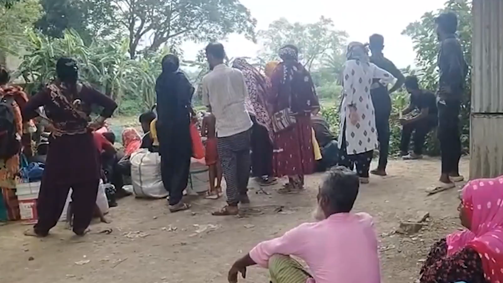 पश्चिम बंगाल 3D नीतिः बांग्लादेश बॉर्डर पर बिना कागज़ वालों की भारी भीड़ जुट रही पश्चिम बंगाल 3D नीतिः बांग्लादेश बॉर्डर पर बिना कागज़ वालों की भारी भीड़ जुट रही