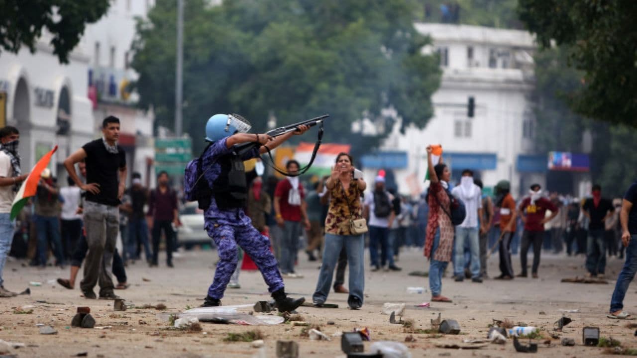 CRPF जांच रिपोर्टः पैलेट गन से प्रदर्शनकारियों पर 7 राउंड फायरिंग हुई CRPF जांच रिपोर्टः पैलेट गन से प्रदर्शनकारियों पर 7 राउंड फायरिंग हुई