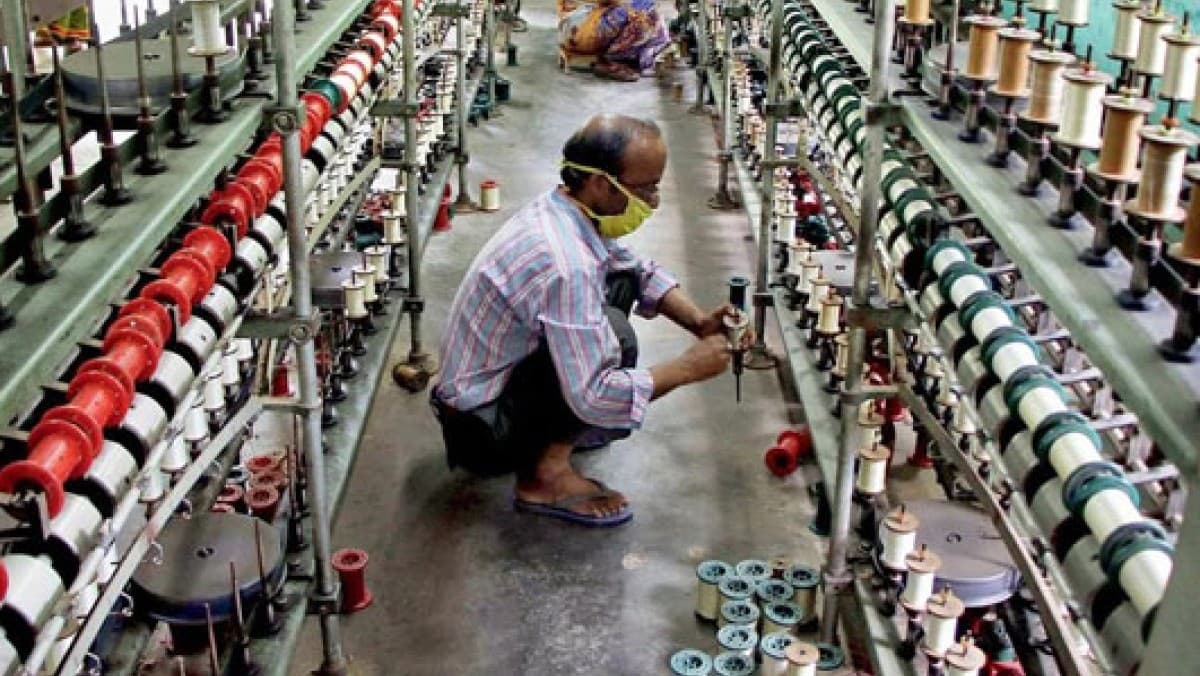 ट्रंप टैरिफ का कपड़ा उद्योग पर असर, सूरत, नोएडा में उत्पादन ठप, हजारों जॉब पर संकट ट्रंप टैरिफ का कपड़ा उद्योग पर असर, सूरत, नोएडा में उत्पादन ठप, हजारों जॉब पर संकट